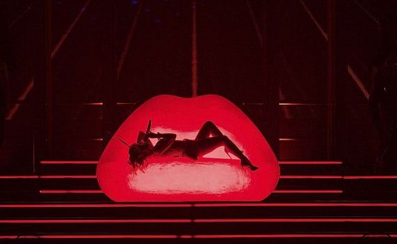 Kylie-Minogue-puts- red-hot-performance